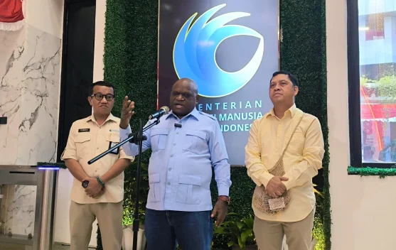 MenHAM Natalius Pigai meminta transparansi jumlah personel TNI-Polri di Papua