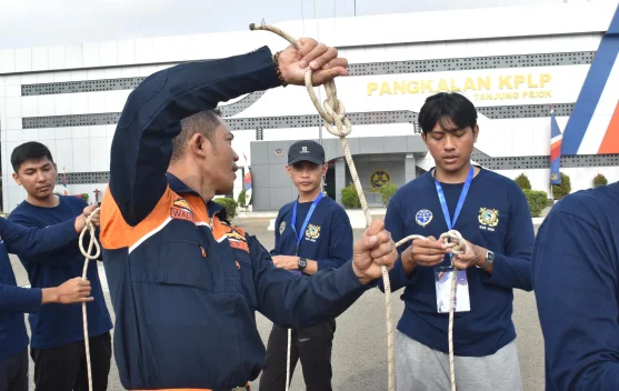 Personel SAR menerima pembekalan kesiapsiagaan di perairan
