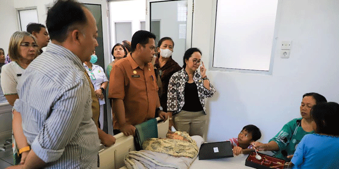 Sekda Pematangsiantar menjenguk korban longsor di RSUD dr. Djasamen Saragih