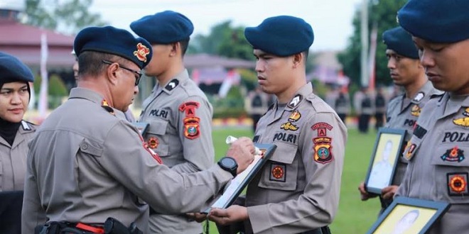 Dansat Brimob Polda Sumut memimpin upacara PTDH di Lapangan Apel Makosat Brimob Medan