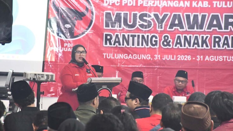 Pengurus Ranting dan Anak Ranting PDI Perjuangan di Aula DPC Tulungagung saat pengukuhan