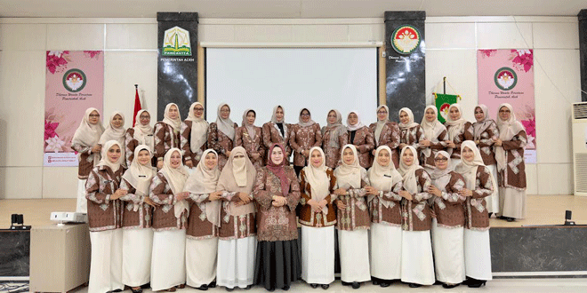 Ketua DWP Aceh menyambut Ketua DWP Kalimantan Selatan di aula DWP Aceh