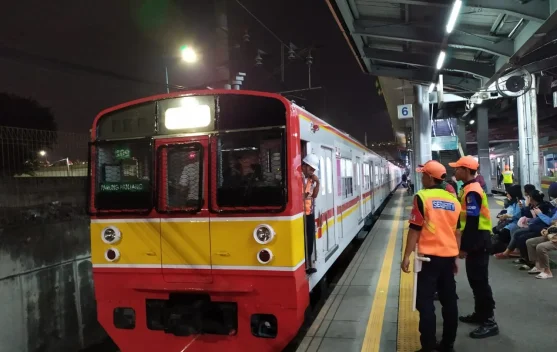 Petugas berjaga di stasiun strategis Jabodetabek saat KAI Commuter siaga antisipasi aspirasi