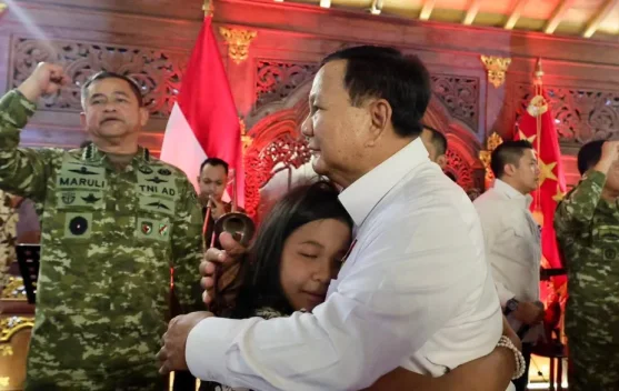 Presiden Prabowo menerima petugas upacara HUT ke-81 di Hambalang