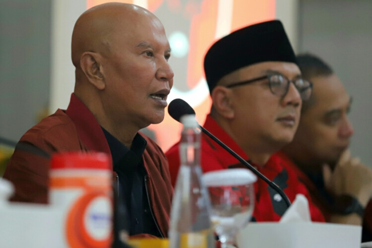 Pembukaan Soekarno Cup 2026 dengan pemain muda dan penyalaan obor di Surabaya
