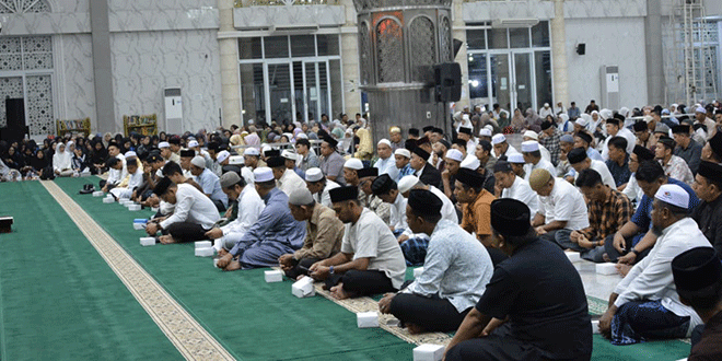 Suasana Maulid Nabi 1448 H di Masjid Agung Kota Langsa dengan jamaah dan penceramah