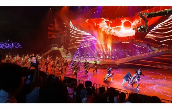Pentas Hikayat Srikandi Nusantara menampilkan penari tradisional di Indonesia Arena GBK