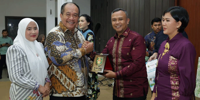 Bupati Asahan berikan cinderamata saat acara pisah sambut Kapolres Asahan