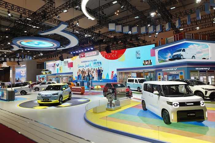 Booth Daihatsu di GIIAS 2026 menampilkan Sigra dan Gran Max serta pengunjung
