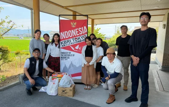 Relawan menyerahkan paket bantuan kepada WNI terdampak gempa di Kumamoto