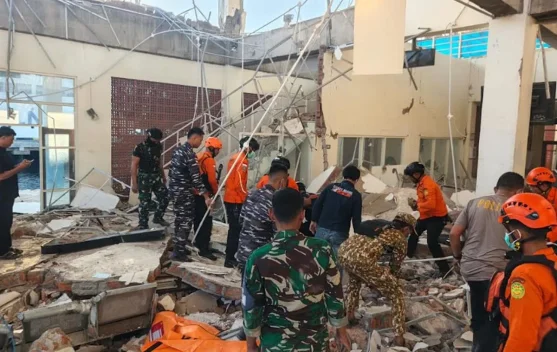 Peta dan grafik aktivitas gempa susulan di Flores, Nusa Tenggara Timur