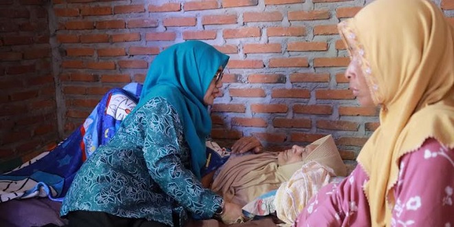 Nurul Fazli menyerahkan bantuan kepada lansia Halimah di Gampong Piyeung Kuweu