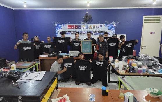 Peserta pelatihan sablon UMN praktik desain dan mesin press di Desa Curug Sangereng