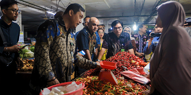 Petugas Pemko Medan memantau harga bahan pangan di pasar Petisah