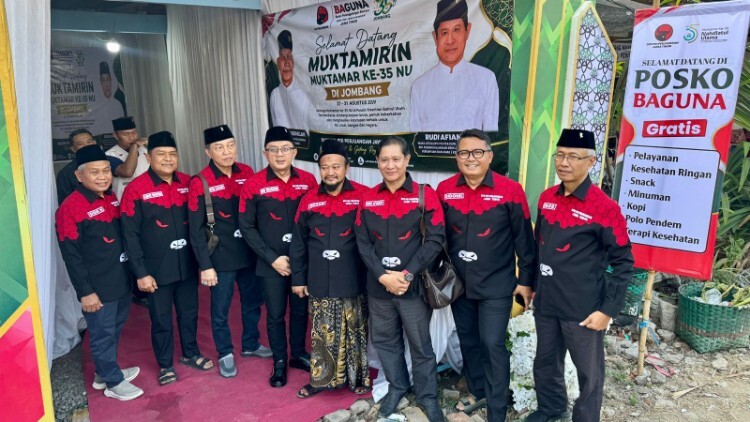 Posko layanan gratis Baguna PDI Perjuangan Jawa Timur di sekitar Pondok Pesantren Bahrul Ulum Tambakberas Jombang