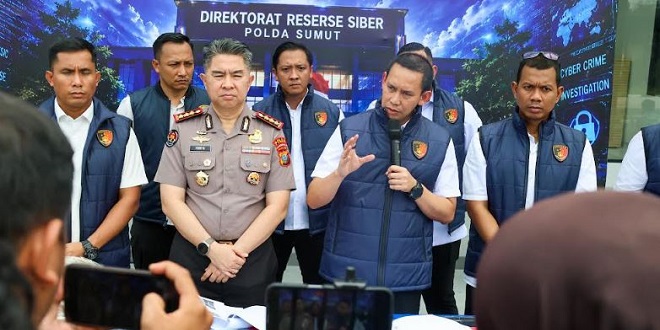 Ilustrasi penggerebekan kasus penipuan online dan barang bukti ponsel