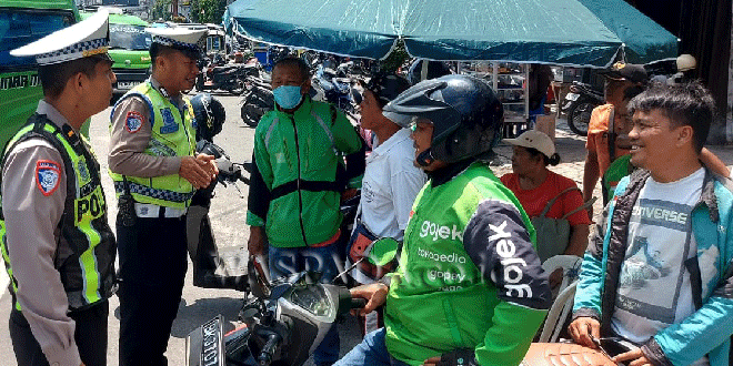 Polisi memberi imbauan keselamatan kepada pengendara ojek online di Jalan Sutomo Siantar