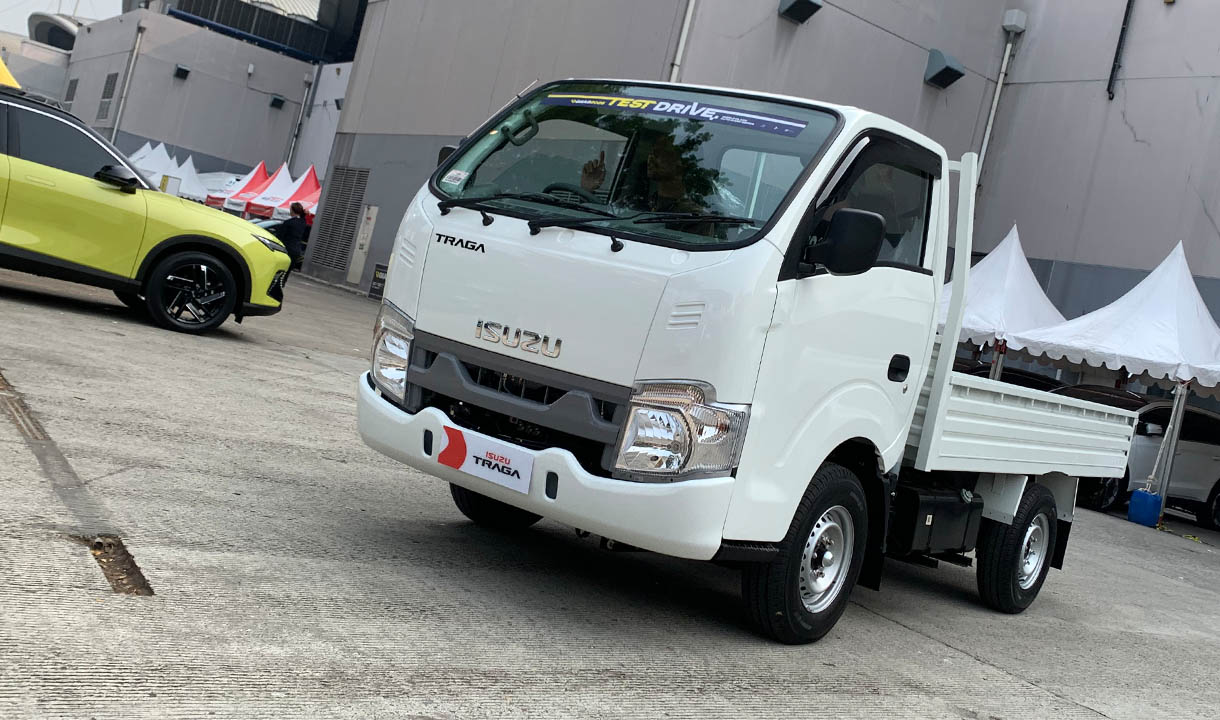Isuzu Traga Pick Up FD tampak pada area pameran GIIAS 2026 dengan sudut pandang depan