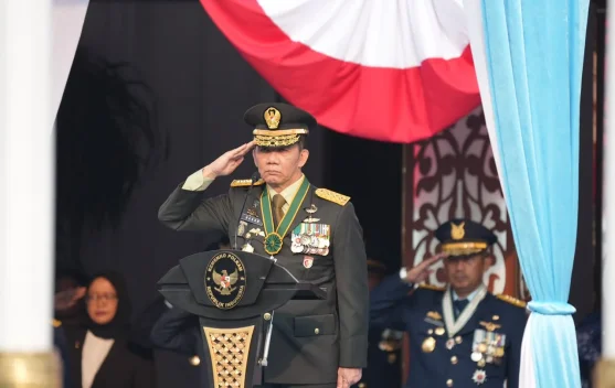 Upacara HUT ke-81 Kemenko Polkam dengan pegawai berpakaian adat di halaman kantor