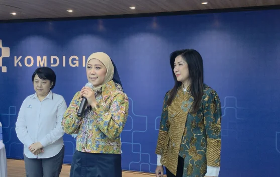 Menkomdigi Meutya Hafid memberi keterangan pers soal hoaks di kantor Kemkomdigi