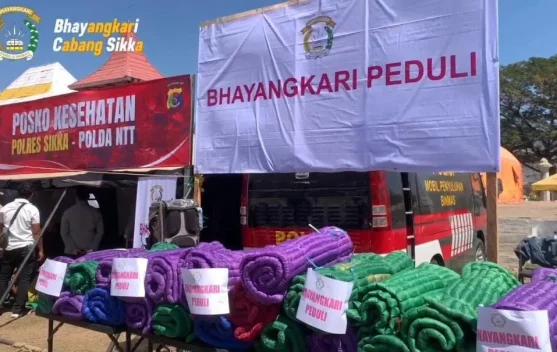 Bhayangkari dan Polda NTT menyalurkan bantuan di Gelora Samador, Sikka