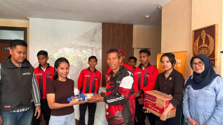 Talenta muda Soekarno Cup menyerahkan bantuan untuk mahasiswa NTT di Surabaya
