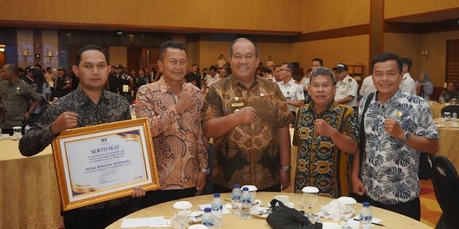 Penyerahan sertifikat Desa Binaan Imigrasi di JW Marriott Medan