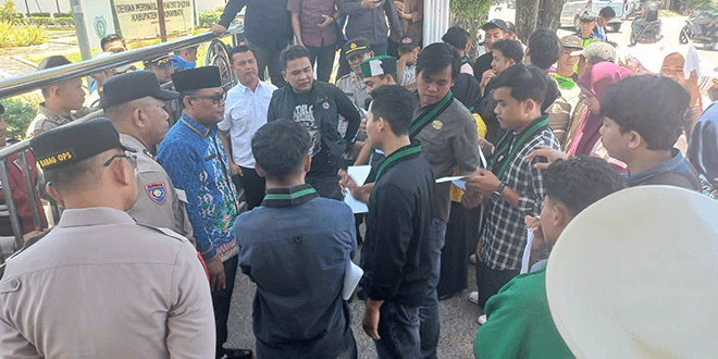 Aksi unjuk rasa HMI di depan gedung DPRD Labuhanbatu menuntut transparansi anggaran