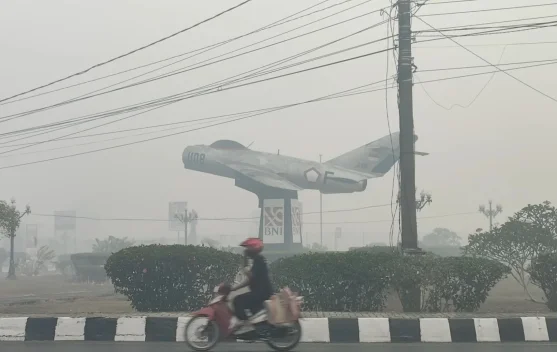 Helikopter water-bombing memadamkan kebakaran hutan di Kalimantan