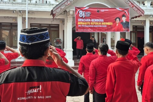 Kader PDI Perjuangan Ngawi berkumpul dan mengikuti upacara HUT RI ke-81 di halaman Gedung Fatmawati