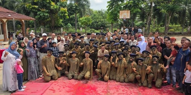 Siswa SMA Taruna Bangsa Sibuhuan mengikuti pengukuhan dan pembaretan