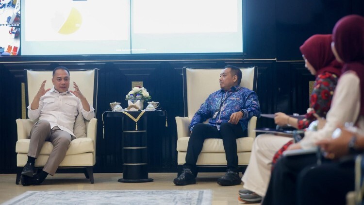 Wali Kota Surabaya Eri Cahyadi menyampaikan target investasi dan inovasi layanan perizinan