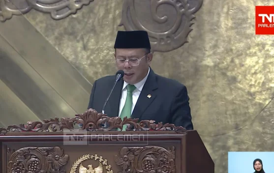 Ilustrasi layanan haji: petugas membantu jemaah di embarkasi pada musim haji 2026