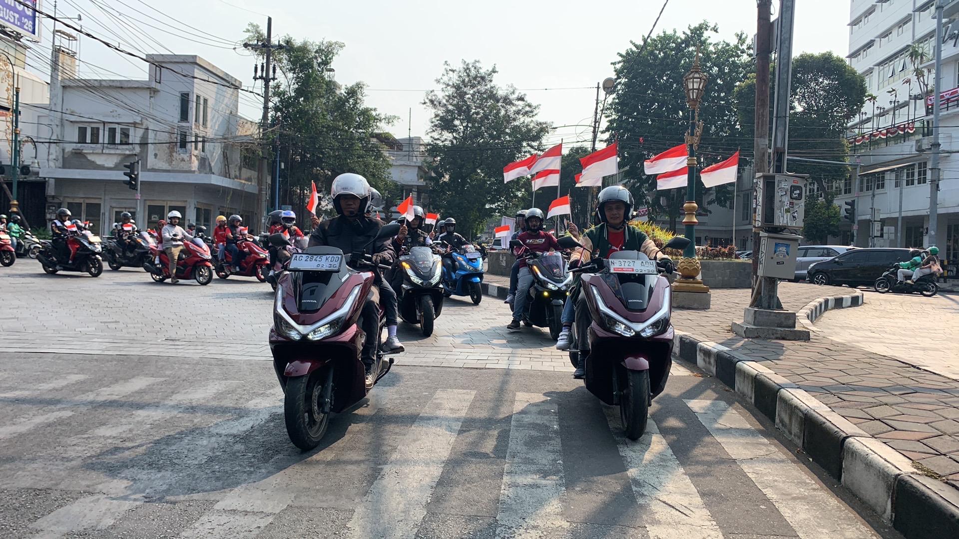 Ribuan peserta konvoi Honda PCX membawa semangat Merah Putih saat perayaan HUT RI ke-81