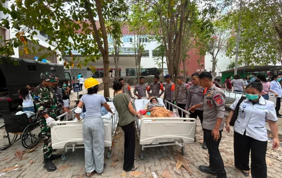 Petugas Polri menyiapkan bantuan dan evakuasi pasca gempa di Flores