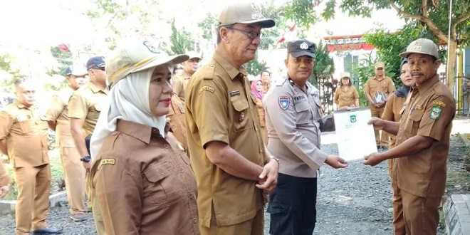 Penyerahan piagam penghargaan di halaman Kantor Camat Siantar Sitalasari