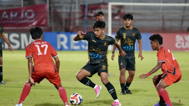 Suasana laga semifinal Soekarno Cup 2026 antara Banteng Jatim dan Banteng Bali di Gelora 10 November, Surabaya