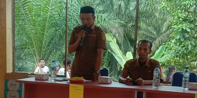 Plt Camat Penanggalan saat pencabutan nomor urut calon kepala kampong