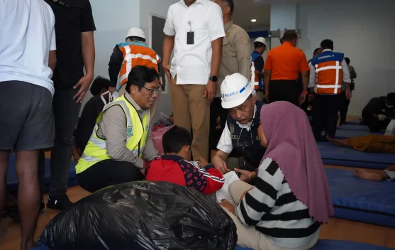 Tim SAR dan kapal patroli saat evakuasi pascakebakaran KMP Mutiara Sentosa II