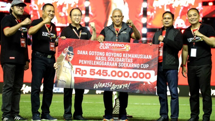 Penyerahan bantuan Soekarno Cup untuk korban gempa NTT di Gelora Bung Tomo