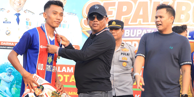 PS Sukajadi menerima trofi setelah juara Turnamen U-23 Piala Bupati Sergai 2026 di Stadion Mini Nagur