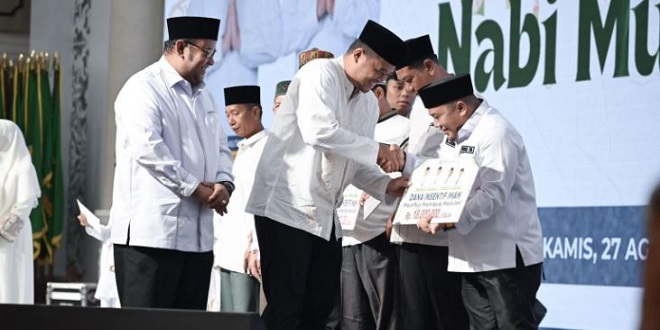Gubernur Sumatera Utara saat menyampaikan sambutan pada peringatan Maulid Nabi di Aula Raja Inal Siregar