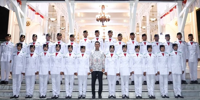 Sekda Aceh M. Nasir bersama anggota Paskibraka di Pendopo Meuligoe