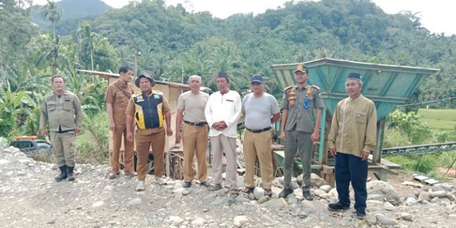 Tim gabungan memeriksa lokasi dugaan tambang tanpa izin di Desa Sipiongot, Padang Lawas Utara