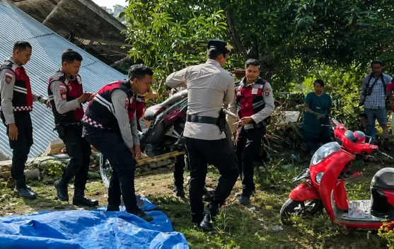 Personel Polri dan SAR Brimob evakuasi warga terdampak gempa di Flores