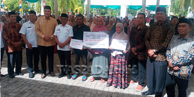 Penyerahan simbolis bantuan modal usaha Baitul Mal Aceh di halaman kantor BMA