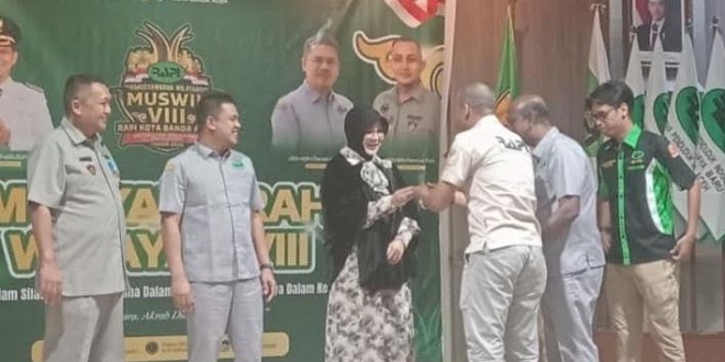 Ketua RAPI Nagan Raya menyerahkan gelang batu giok saat Muswil VIII RAPI Banda Aceh