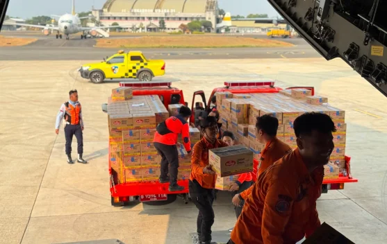 Personel Polri menyalurkan bantuan dan tenda darurat kepada masyarakat terdampak gempa di NTT