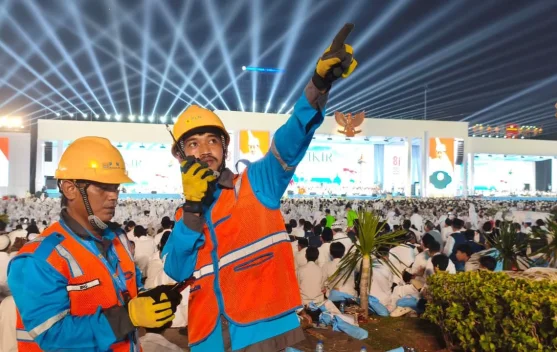Tim PLN menyiapkan perangkat kelistrikan di Monas untuk Zikir dan Doa Kebangsaan