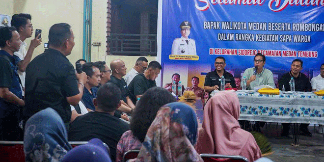 Wali Kota Medan berbincang dengan warga Medan Tembung saat Sapa Warga